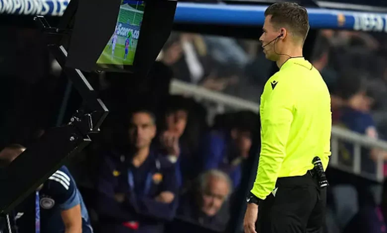 الـVAR يثير الجدل في موقعة برشلونة