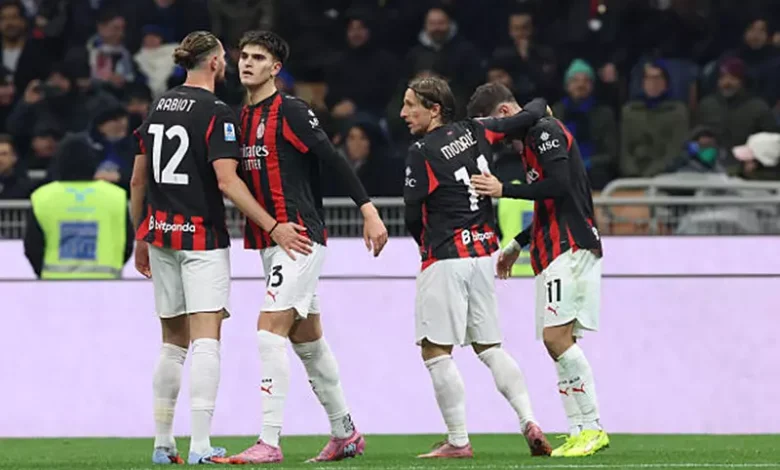 ميلان يلاحق روما ويقهر إنتر في قمة الدوري الإيطالي